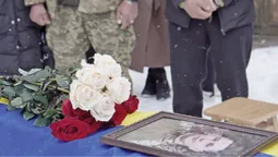Поховали біля мами: Володимирська громада провела в останню дорогу молодого воїна Артура Шевчука
