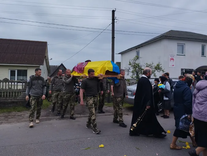 У Шацькій громаді поховали Героя Владислава Наумича (фото)