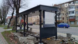 У Луцьку на проспекті Волі встановлюють ще одну розумну зупинку (фото)