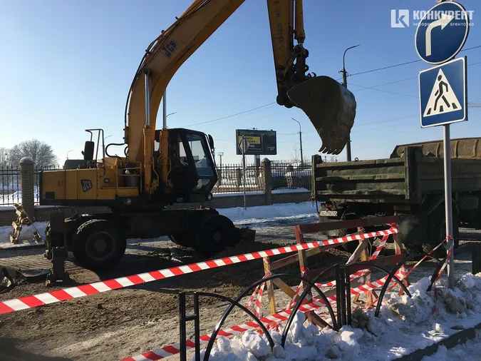 Прорив на водогоні біля «ПортCity»: показали масштаби провалля (фото, відео)