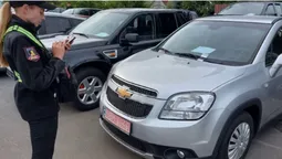 У Луцьку муніципали виписали понад 150 штрафів водіям біля авторинку (фото)