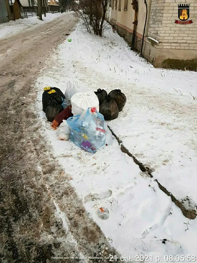 Лучанин заплатить штраф за підкинуте сусідам сміття (фото)