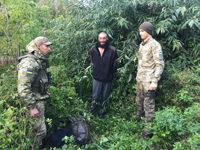 Луцькі прикордонники «засікли» безпілотником іноземця-перебіжчика (відео)