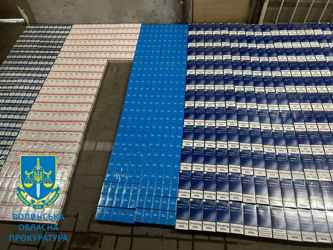 У Нововолинську в мікроавтобусі знайшли «ліві» цигарки на 200 тисяч (фото)