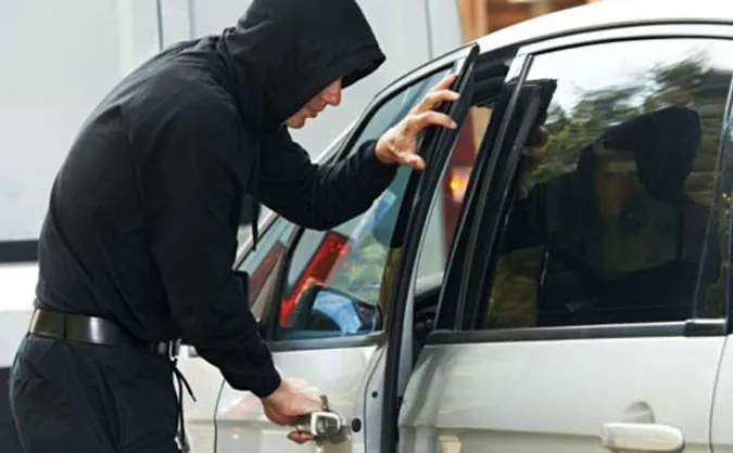 Вночі в центрі Луцька «обчистили» п'ять автомобілів
