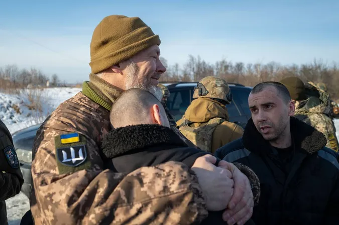 «Наші – вдома»: Зеленський заявив про повернення з полону 207 людей (фото)