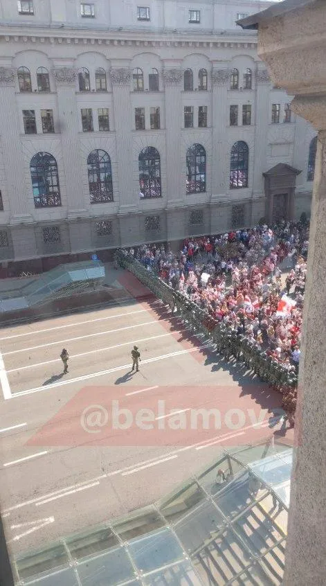 У центр Мінська стягнули спецтехніку й автозаки: багатолюдний мітинг проти Лукашенка (ФОТО)