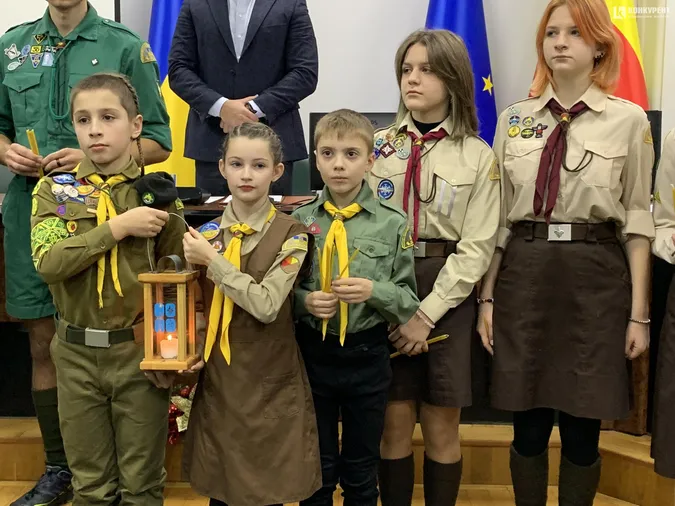 Пластуни передали до Луцькради Вифлеємський вогонь миру (фото)