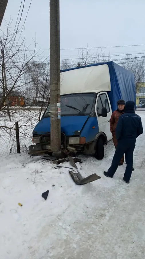 Біля Луцька вантажівка в'їхала у стовп (фото)