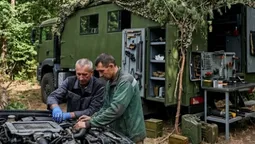 «Автомобіль треба відчувати»: як механік волинських нацгвардійців «лікує» військову техніку