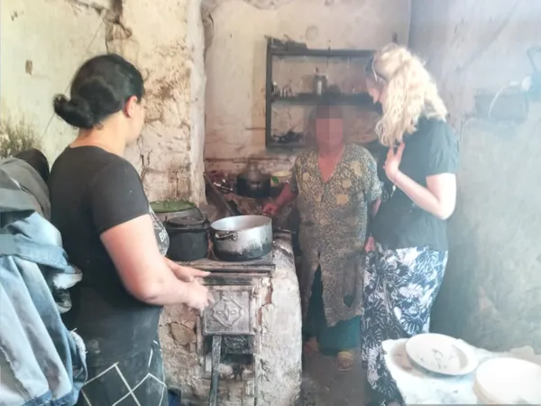 Без тестування і по 12 людей у кімнаті: на Волині перевірили карантинні умови в ромів (фото)