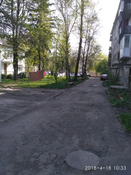 Без асфальту, світла і гойдалок – у Луцьку просять облаштувати двір-пустку (фото)