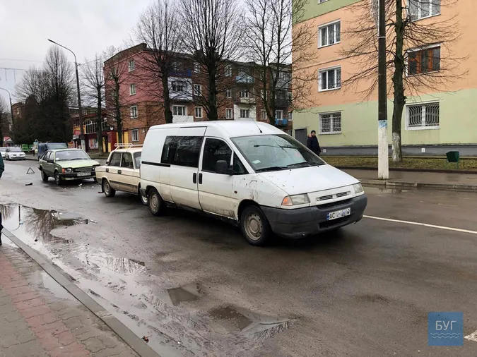 Пропустили пішохода: на Волині зіткнулися три автівки (фото)