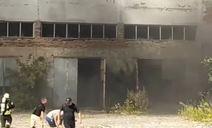 У Володимирі – масштабна пожежа на території колишнього молокозаводу (відео)