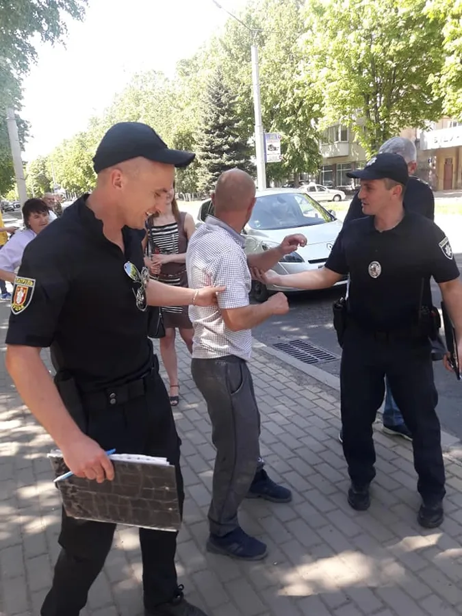 У Луцьку буйний пішохід кидався під колеса автівок