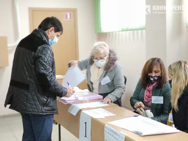 Із донькою та чоловіком: як голосувала луцька депутатка Алла Надточій (фото, відео)