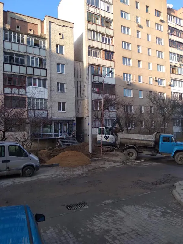 У Луцьку незаконно проводять ремонтні роботи під вікнами багатоповерхівки