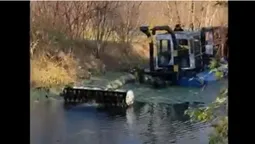 До метра мулу і сміття: у луцькому парку чистять канали (відео)