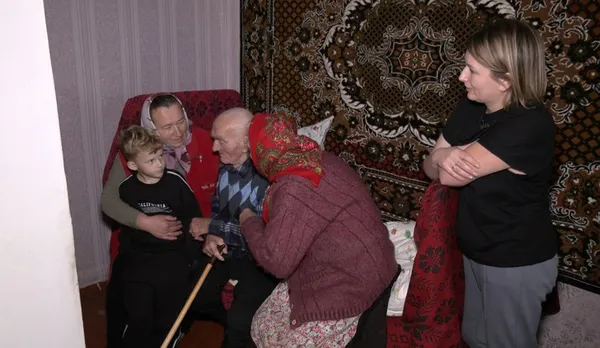 Анастасія і Дмитро Матюк з донькою, онукою і правнуком.