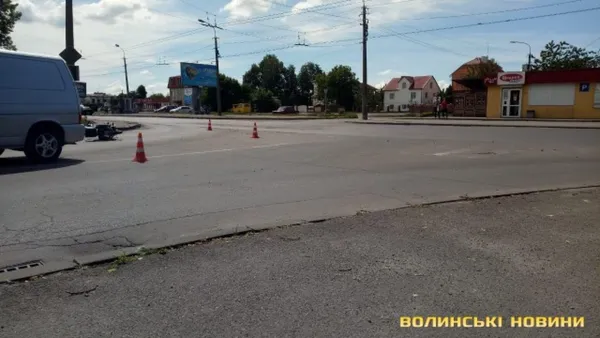 У Луцьку ДТП: зіткнулися мікроавтобус і мотоцикл (фото)