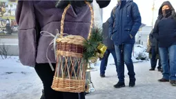 Біля луцького собору – черги: люди чекають на освячену воду, а вона замерзає (фото)