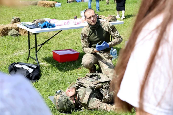 Популярний співак YAKTAK вчився надавати домедичну допомогу у Центрі національного спротиву Волині (фото)
