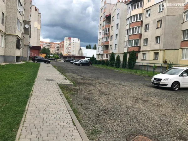 Ланцюг розбрату: як два ОСББ у Луцьку побили горшки через стоянку (ФОТО)