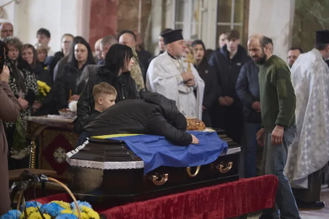 Луцьк навколішки попрощався з загиблим на Донеччині захисником Олексієм Федоренком