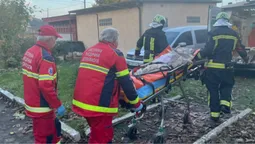 Довго не виходила на зв'язок: волинські рятувальники визволяли з будинку літню жінку (фото)