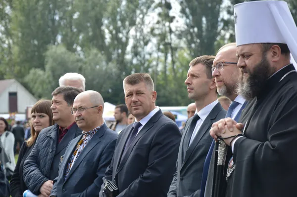 Третій зліва на право: керівник СТзОВ «Романів» Віталій Заремба, голова Луцької РДА Ігор Ярмольський, Перший зправа - Митрополи́т Луцький і Волинський Михаїл
