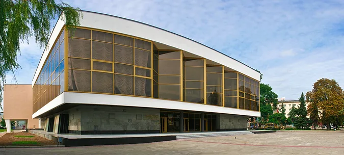 Луцькі пенсіонери відтепер безкоштовно ходитимуть у театр (фото)