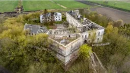 Відомий замок у Клевані заростає лісом, а у дворі смажать шашлики на стародавніх балках (фото)