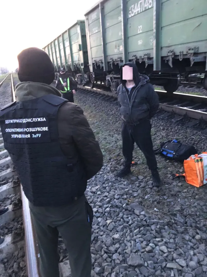 На залізничній станції затримали волинянина, який вантажив у вагон сигарети (фото)