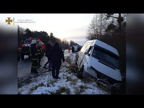 На Волині рятувальники витягнули з перевернутого буса двох жінок (фото, відео)