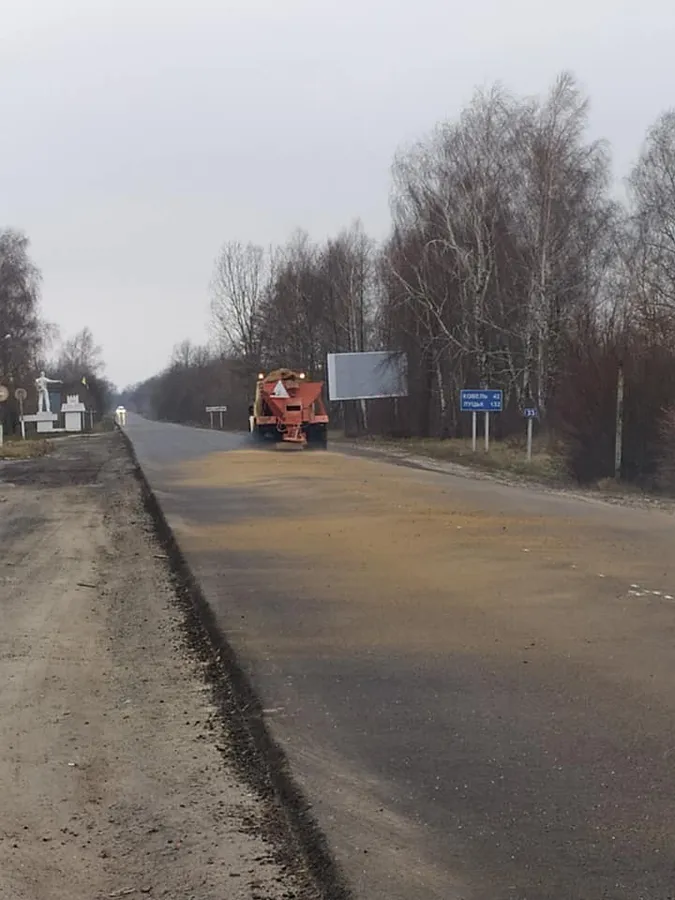 60 одиниць техніки рятують дороги Волині від ожеледиці (фото)