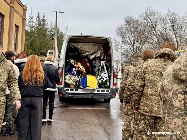Пів року вважався зниклим безвісти: у Нововолинську попрощалися з воїном Артемом Румянцевим (фото)