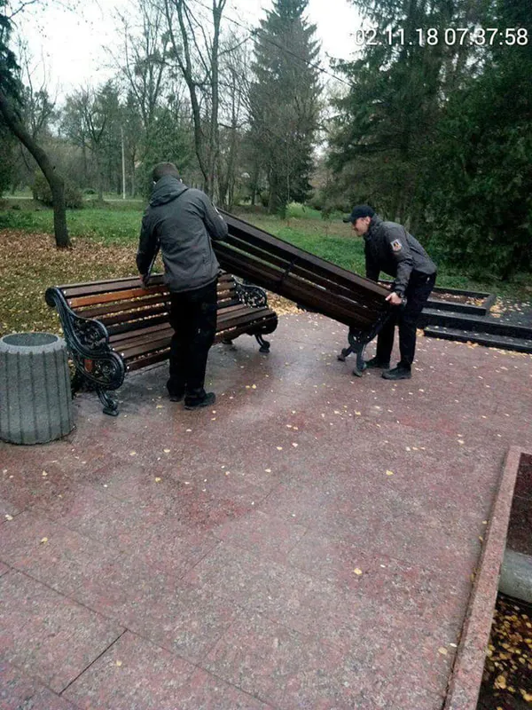 Вандали зробили «перестановку» в центральному парку Луцька (фото)
