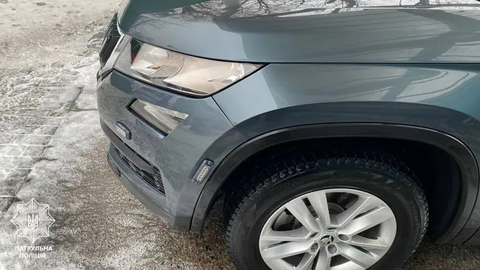У Києві жінка на Lexus наїхала на поліцейський автомобіль-«фантом» (фото)