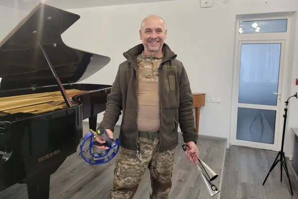 Викладач музики з Луцька на фронті замість барабанів грає на пеньках (відео)