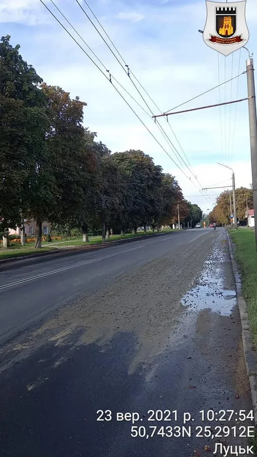 У Луцьку водія-нечупару змусили прибрати за собою (фото)