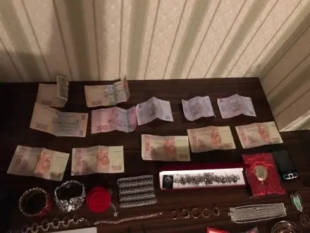 На «Ягодині» двох митників затримали на хабарі