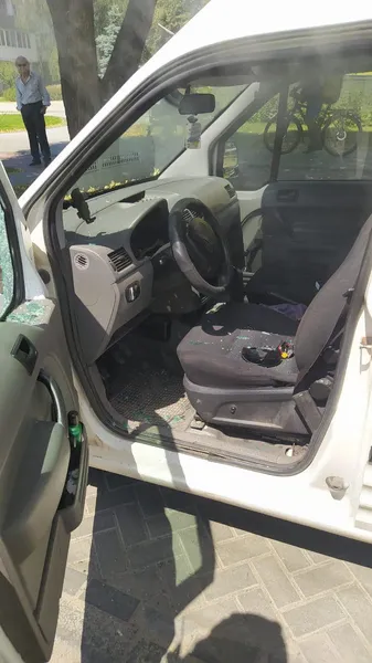 Перегрівся на сонці: у центрі Луцька в автівці спалахнув павербанк (фото)
