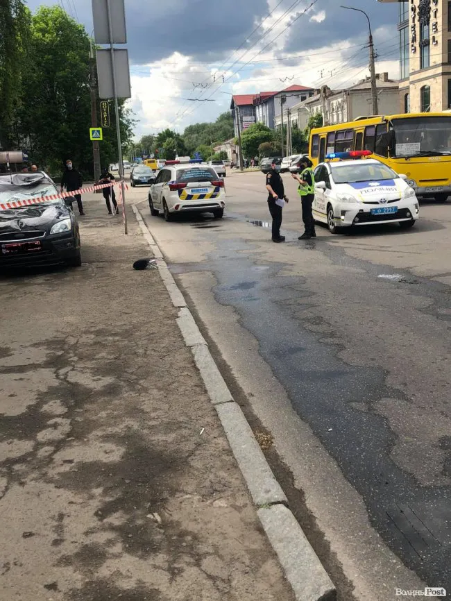 У Луцьку на переході авто наїхало на чоловіка та двох дітей (фото)