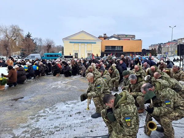 Під час останнього спілкування просив показати донечку: на Волині попрощалися з воїном Василем Гордіюком (фото)