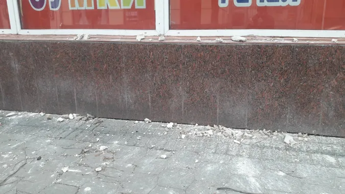 У центрі Луцька через сильний вітер осипається будинок (фото)