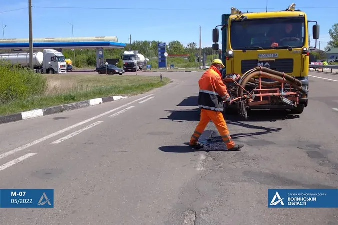 На Волині ліквідовують вибоїни на прикордонній ділянці «варшавки» (фото)