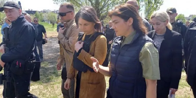 В Україну приїхала очільниця МЗС Німеччини – вона з Венедиктовою відвідала Бучу (фото)