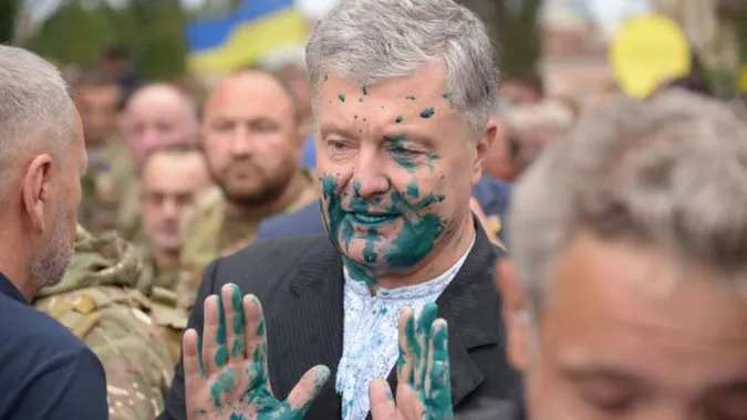 Порошенка облили зеленкою у центрі Києва - поліція затримала нападника (відео)