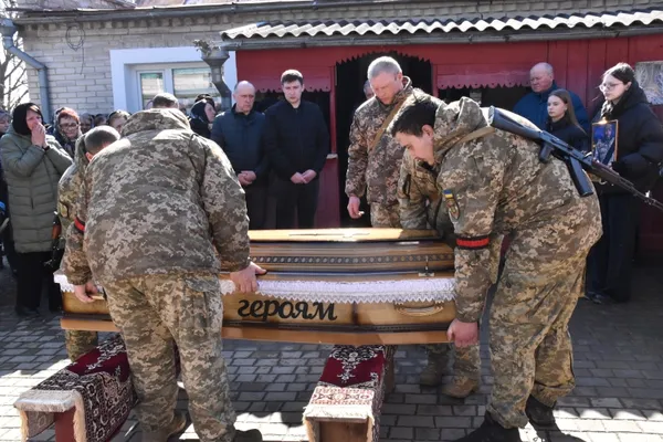Їхав у відпустку, а повернувся «на щиті»: на Волині попрощалися з воїном Анатолієм Стасюком (фото)