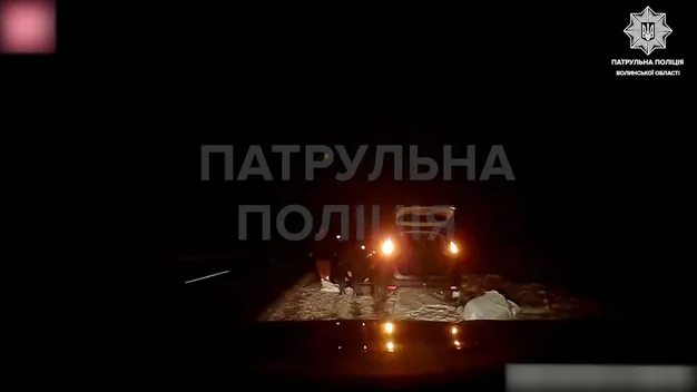 Майже як на Формулі-1: на Волині патрульні допомогли водію замінити колесо (відео)